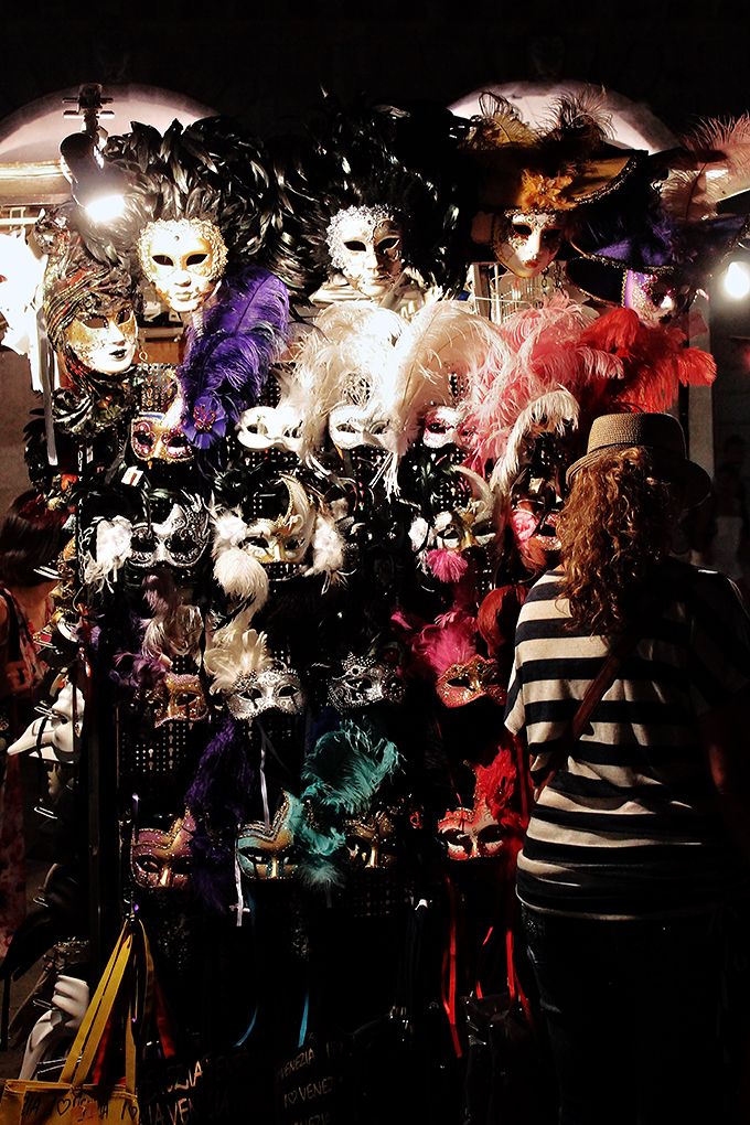 36 - Scegliendo la maschera 3.jpg